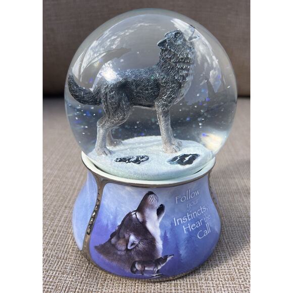 2016 Bradford Exchange Eddie Lepage Grey Guardian Wolf Musical Glitter Globe - Picture 1 of 7